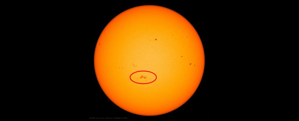 Una mancha solar altamente activa apunta nuevamente hacia nosotros.  Esto es lo que puede esperar.  : Alerta científica