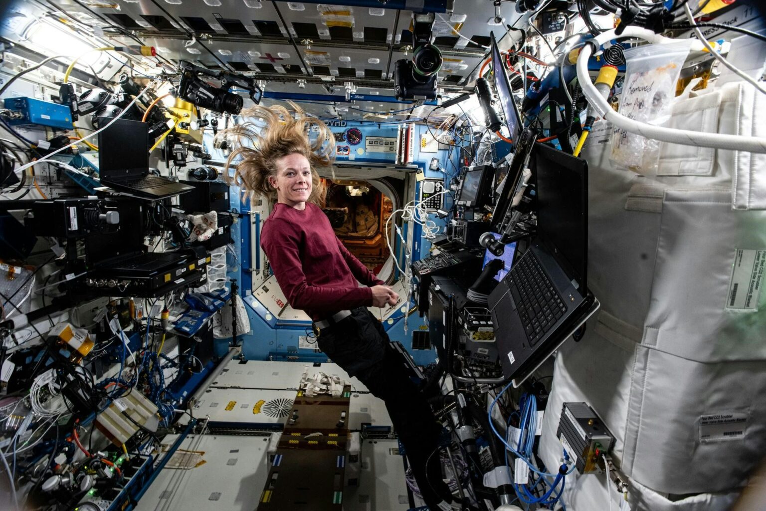 AstronautWeightlessOnISS 1536x1024