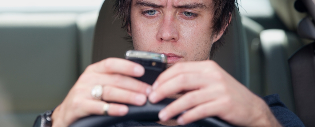 US Teen Drivers Admit to Looking at Their Phones For 21% of Every Trip : ScienceAlert