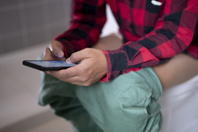You Can Get These 7 Health Problems From Sitting on The Toilet Too Long