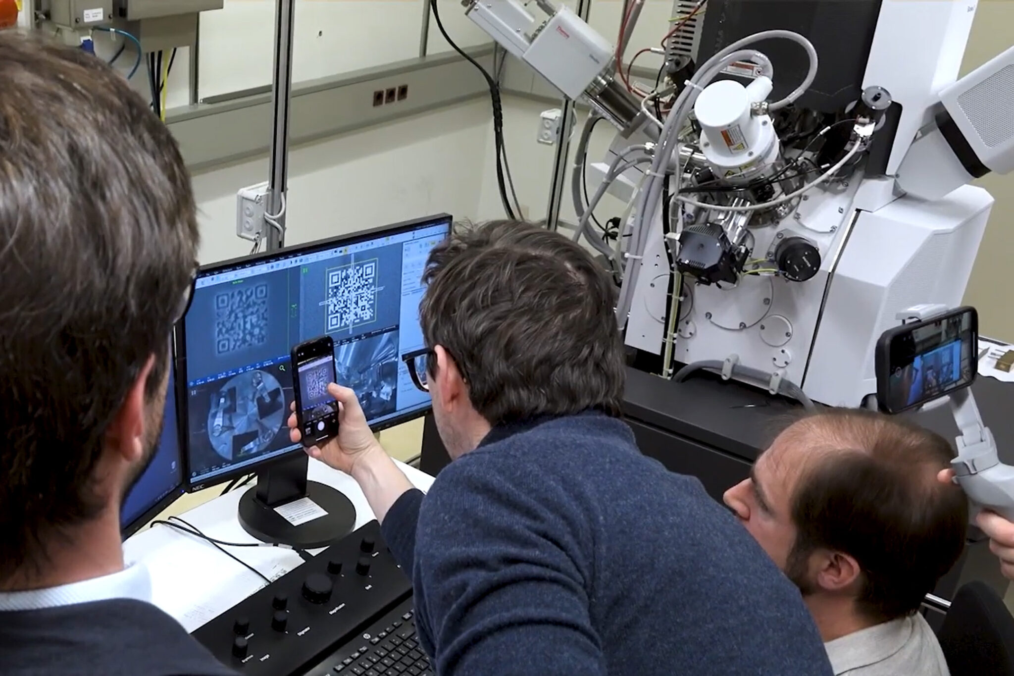 World's Smallest QR Code Is So Tiny It's Invisible to The Human Eye ...