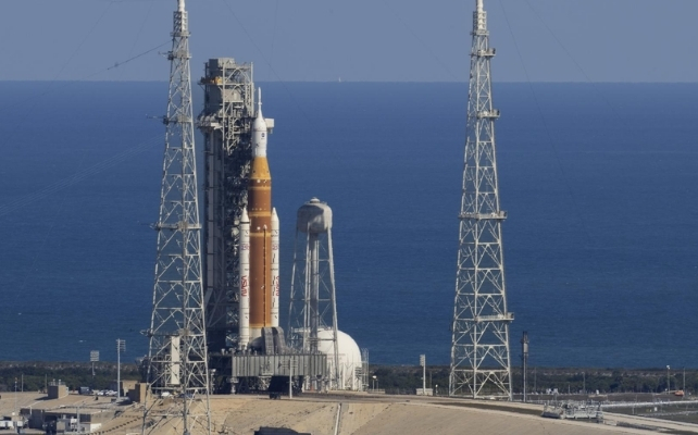 artemis II on the launch pad