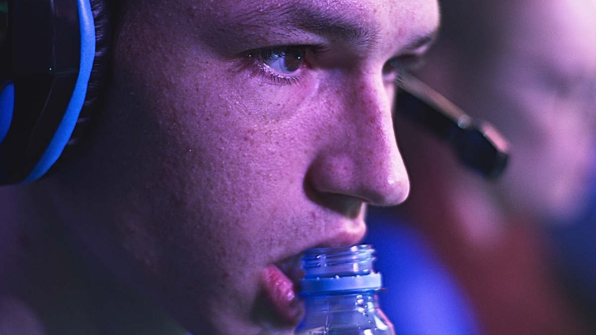 A Simple Drink Choice Helps Gamers Stay Focused For Hours, Study Finds