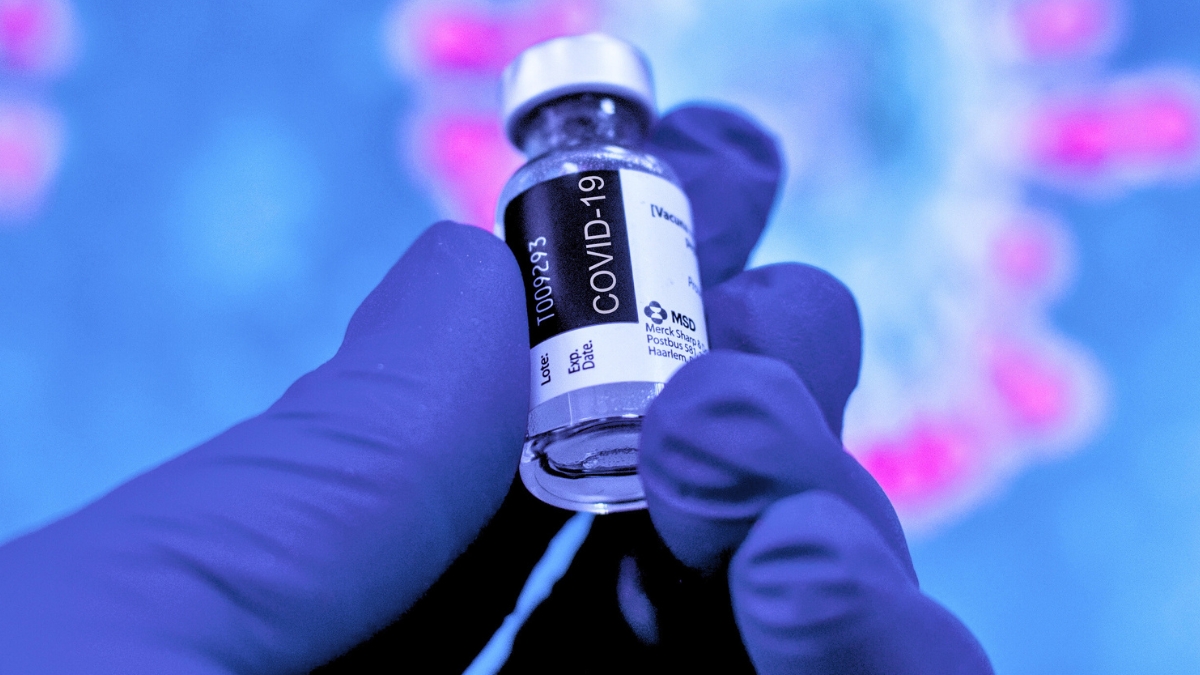 Vědci vysvětlili vzácné krevní sraženiny spojené s COVID vakcínami