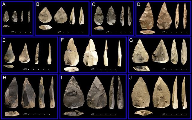 Деякі з кам'яних точок, знайдених на місці.