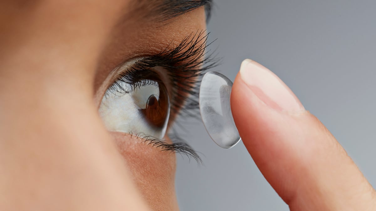 New Self-Healing Contact Lenses Repair Themselves Under UV Light
