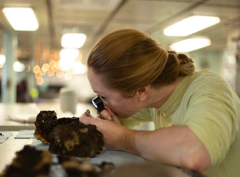 Scientists Collected Deep-Sea Rocks. They Spontaneously Caught Fire in The Lab