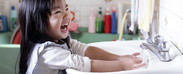 How to correctly wash your hands, according to a microbiologist
