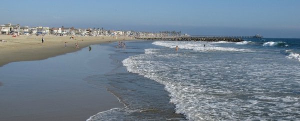 Here's why some beaches have blue water, some have grey