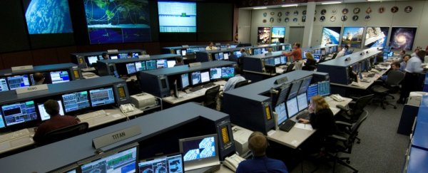 A former NASA flight director explains how to stay calm in a crisis
