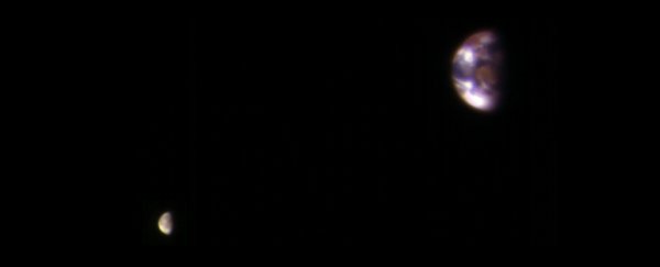 Breathtaking new image shows our tiny planet and Moon from Mars