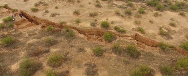Scientists have released footage of a giant, 3-km crack that opened up in Arizona