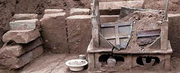 This ancient Chinese box says it contains the collected remains of the Buddha