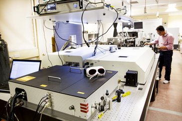This table-top extreme UV laser system is bright enough to image nano-structures