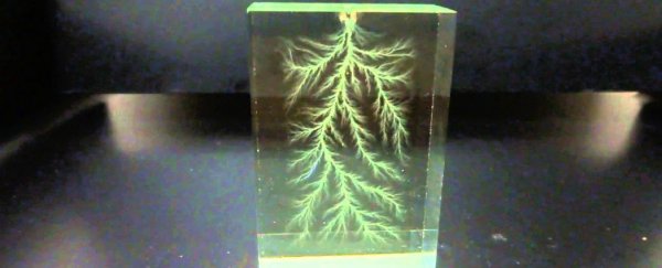 Watch lightning get trapped in this tiny glass box forever