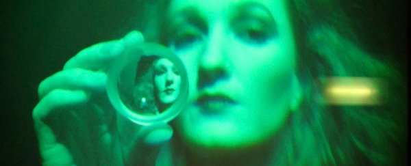Engineers just figured out how to put several holograms into a single surface