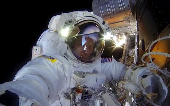 spacewalk astronauten astronauts kijk espacial chilometri altezza astronautas capturan lavorare brivido foren