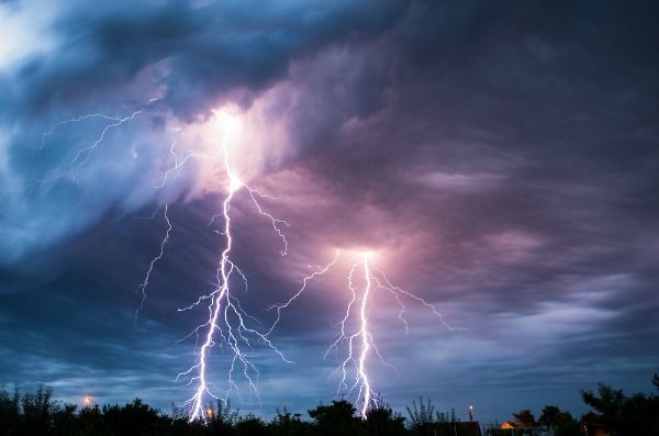 MihaiSimonia_lightning_Shutterstock